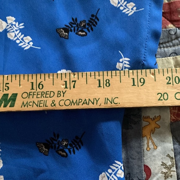 Ann Taylor factory women’s blouse blue with white and black floral design XS - Picture 6 of 7